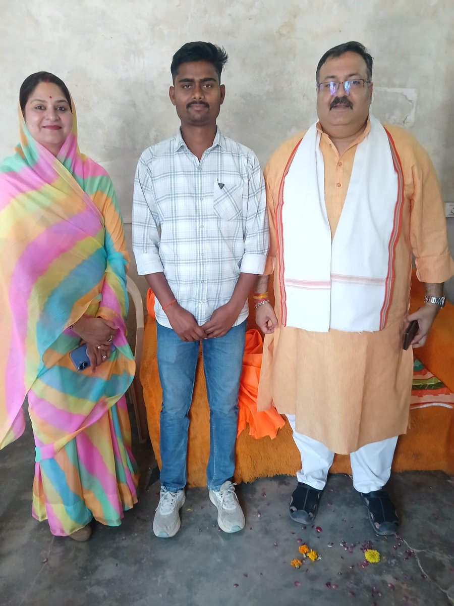 ShubhamAmethi's tweet photo. अमेठी की परंपरा, सेवा और संकल्प का नया चेहरा! 
रियासत की गरिमा को जन-सेवा के संकल्प से जोड़ने वाली, अमेठी की अपनी बहू श्रीमती शांभवी सिंह एवं युवराज अनंत विक्रम सिंह जी का आशीर्वाद प्राप्त हुआ🙏🚩.
मिशन 2027
@myogioffice @smritiirani @BJP4UP 
@AmitShah  @shambhavianant https://t.co/hLnUFANbEy