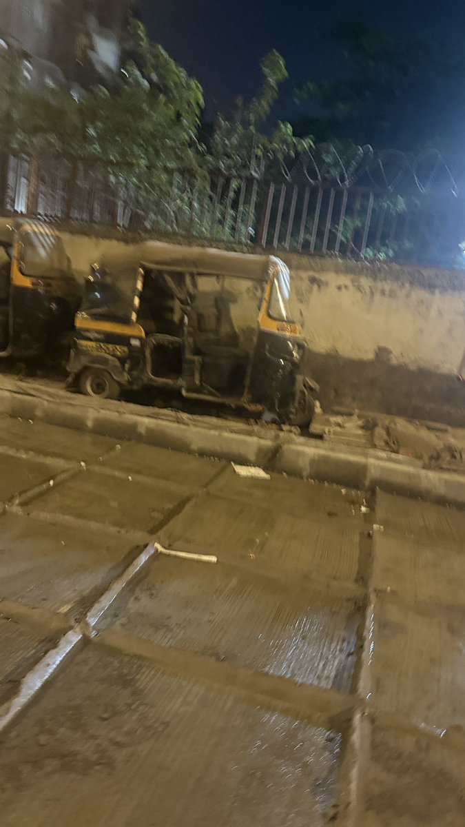 swapnilnaik1's tweet photo. Footpaths hijacked by autos for illegal paid parking. Pedestrians forced onto roads. Total failure of enforcement.

Fix this NOW.

📍 https://t.co/GDQQ3zTxaF

@MumbaiPolice @MTPHereToHelp @mybmc @CMOMaharashtra

#IllegalParking #Mumbai #FootpathEncroachment https://t.co/iDKi6UGlyd