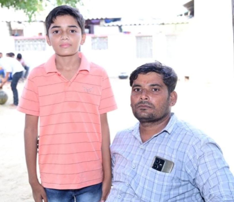 kkvishnoibjp's tweet photo. जीवन की सबसे बड़ी त्रासदी और सबसे बड़ी परीक्षा जब एक साथ सामने खड़ी हो, तब इंसान के असली हौसले की पहचान होती है। हमारे गुड़ामालानी क्षेत्र के होनहार लाल भावेश गोदारा ने अकल्पनीय परिस्थितियों में जो मुकाम हासिल किया है, वह इतिहास के पन्नों में हमेशा के लिए दर्ज हो गया है।

​जिस दिन भावेश की बोर्ड परीक्षा थी, उसी हृदयविदारक सुबह उनके पिता स्व. बाबूलाल जी गोदारा का साया उनके सिर से हमेशा के लिए उठ गया। घर के आँगन में पिता की पार्थिव देह रखी थी, और आँखों में आँसू लिए भावेश अपने पिता के सपनों को पूरा करने के लिए कर्तव्य पथ पर डटा रहा और परीक्षा देने गया।

हमारे लिए गर्व की बात यह है कि उस दिन गणित विषय की परीक्षा थी। इस असीम दुःख के पहाड़ और आंसुओं के बीच भी परीक्षा देकर भावेश ने गणित में 100 में से 100 अंक हासिल कर एक अद्वितीय मिसाल कायम की है!

​आज, राजस्थान माध्यमिक शिक्षा बोर्ड की 10वीं की परीक्षा में कुल 97.37% अंक प्राप्त कर भावेश ने न केवल पूरे प्रदेश में अपने क्षेत्र का मान बढ़ाया है, बल्कि अपने दिवंगत पिता स्व. बाबूलाल जी को दुनिया की सबसे सच्ची और भावपूर्ण श्रद्धांजलि अर्पित की है।

​हम भावेश के इस असाधारण हौसले, जीवटता और ऐतिहासिक सफलता पर गर्व करते हैं। बेटे भावेश को इस शानदार सफलता पर हृदय से बधाई एवं उज्ज्वल भविष्य के लिए अनंत शुभकामनाएं। ईश्वर पिता की पुण्यात्मा को अपने श्रीचरणों में स्थान प्रदान करें।

​सलाम है भावेश के इस अदम्य हौसले को!
