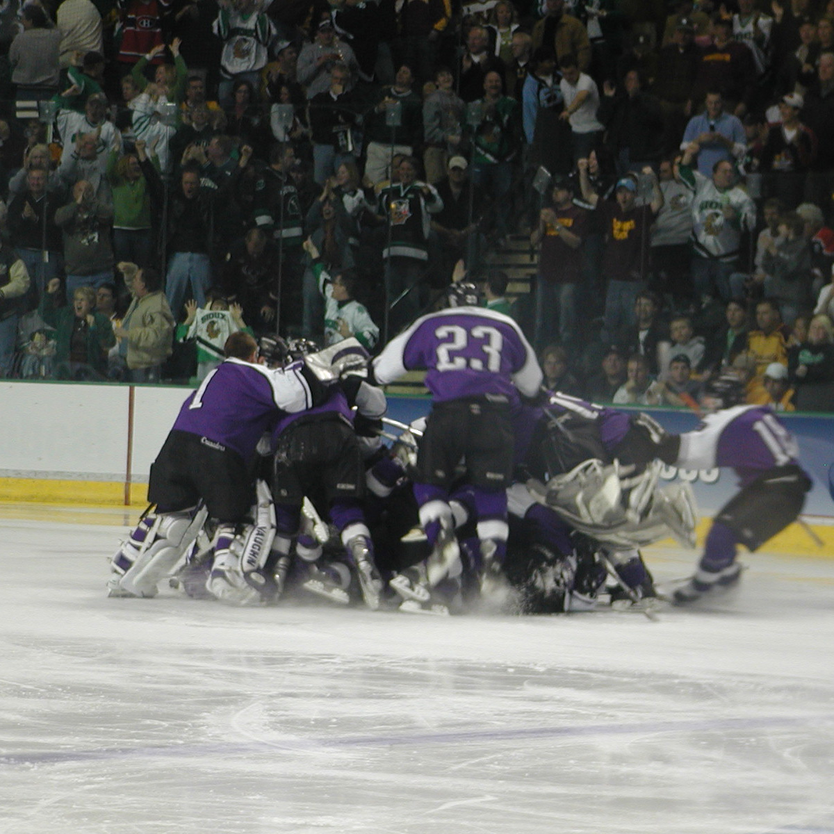 Holy Cross M. Hockey tweet media