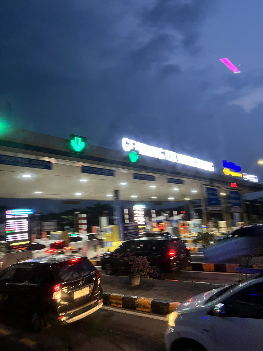 biji_korma's tweet photo. 10.30 dari rumah ke bandara
pesawat delay sejam
dari 12.10 ke 13.30
sampe juanda jam 16.00
damri ke bungur 35rb 16.30
harapan jaya ke blitar 65rb 17.40
sampe blitar 21.30
jajan cilok 5rb
gojek ke kontrakan 16rb, sampai di jam 22.20 https://t.co/LcuRPrFcuB
