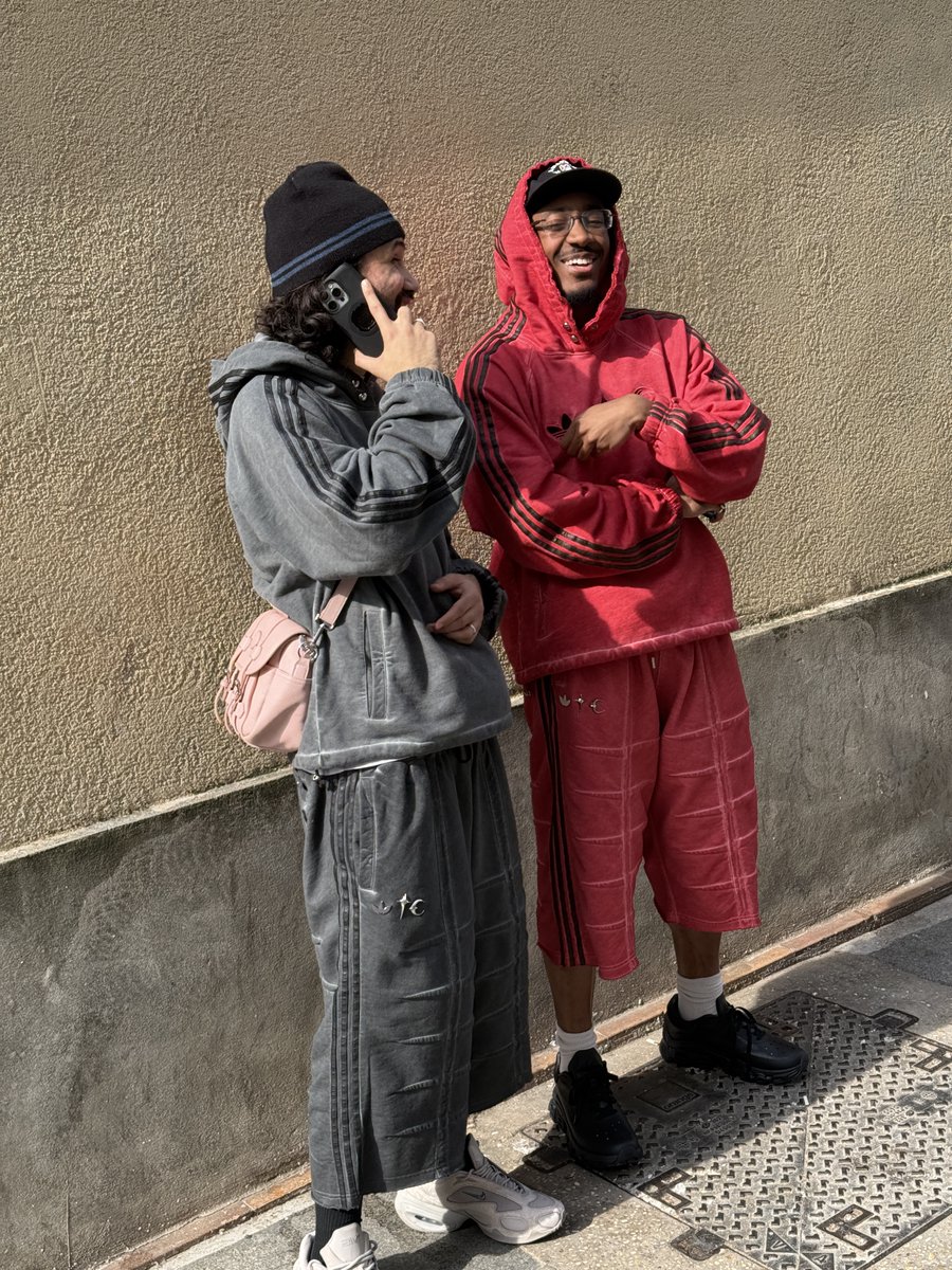 CaminoTV's tweet photo. Le hoodie est méchant dans les deux coloris, chaque details envoient 

https://t.co/m7qlbrxEG0 150€ https://t.co/m1UgOkX8ws