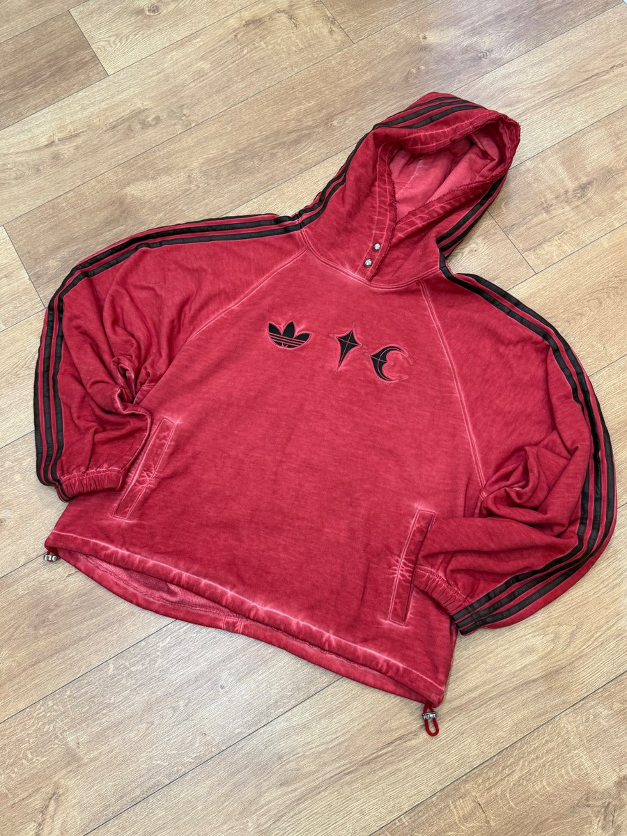 CaminoTV's tweet photo. Le hoodie est méchant dans les deux coloris, chaque details envoient 

https://t.co/m7qlbrxEG0 150€ https://t.co/m1UgOkX8ws