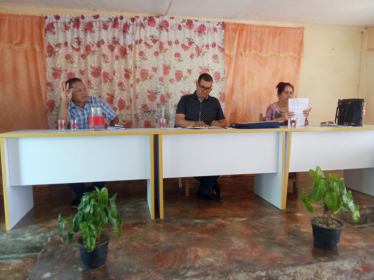 JorgeLu71436757's tweet photo. Se desarrolla la Reunión de Información y Análisis del Trabajo realizado en la #DGEM #PuertoPadre el análisis del proyecto educativo es un tema de prioridad @DiazCanelB @naimatrujillob @LorenzoOsbel @nilser_pineda @yosmel_duany @EsneyderS13077 https://t.co/tTRVZuBE2w