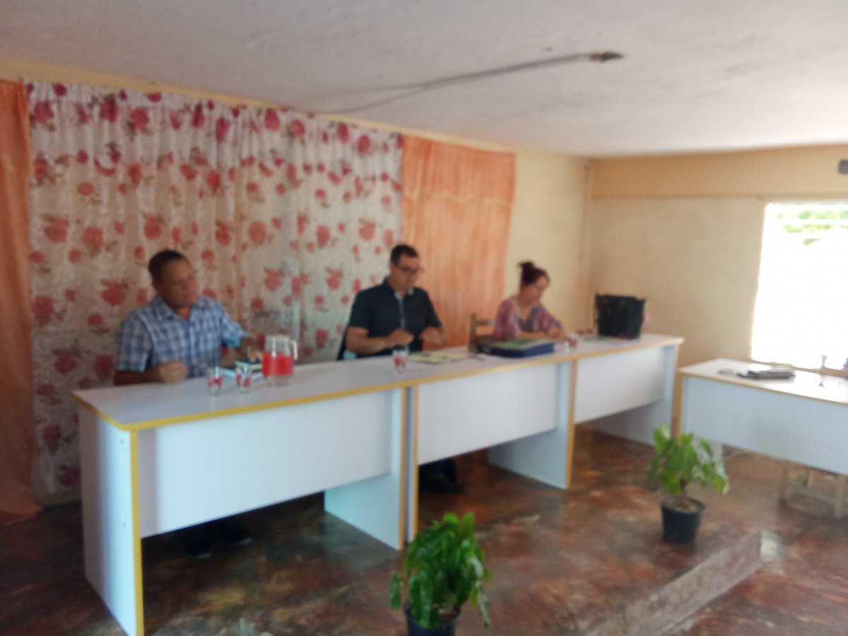 JorgeLu71436757's tweet photo. Se desarrolla la Reunión de Información y Análisis del Trabajo realizado en la #DGEM #PuertoPadre el análisis del proyecto educativo es un tema de prioridad @DiazCanelB @naimatrujillob @LorenzoOsbel @nilser_pineda @yosmel_duany @EsneyderS13077 https://t.co/tTRVZuBE2w