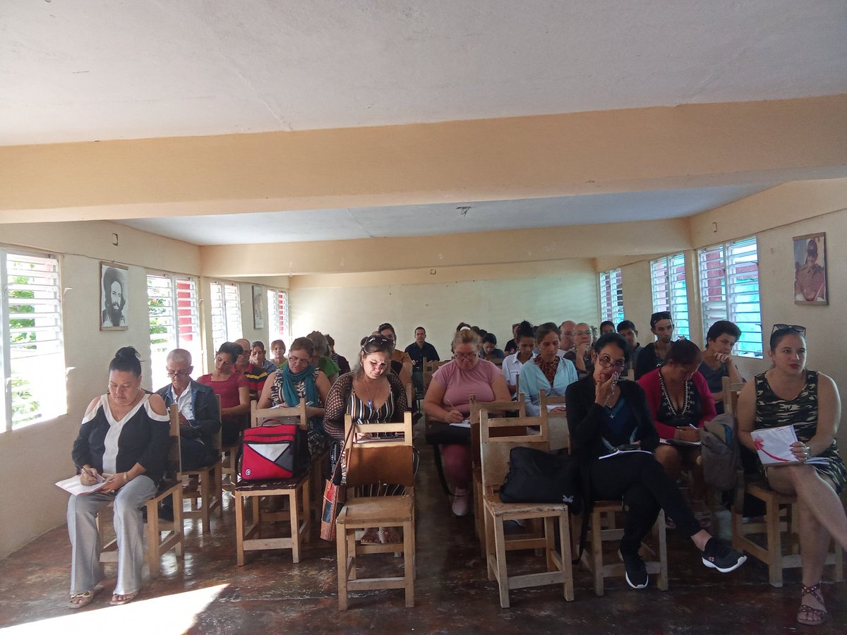 JorgeLu71436757's tweet photo. Se desarrolla la Reunión de Información y Análisis del Trabajo realizado en la #DGEM #PuertoPadre el análisis del proyecto educativo es un tema de prioridad @DiazCanelB @naimatrujillob @LorenzoOsbel @nilser_pineda @yosmel_duany @EsneyderS13077 https://t.co/tTRVZuBE2w