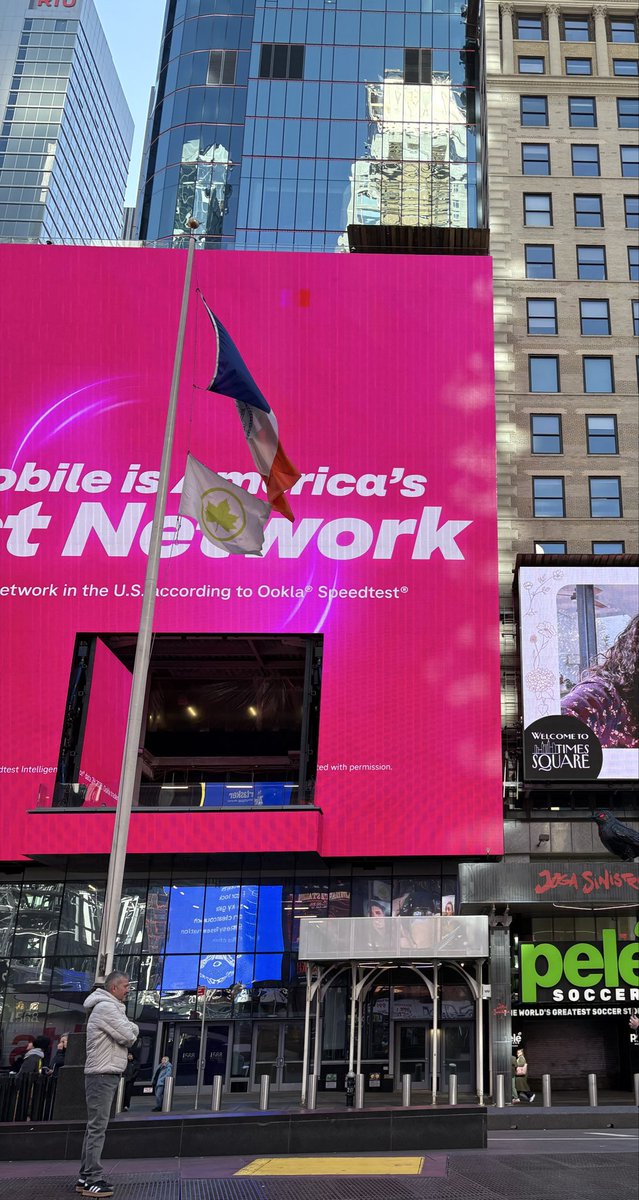BARMYSTREAM's tweet photo. O palco da TSX foi aberto na Times Square! Vem aí performance do BTS? 👀

#BTS_ARIRANG
#BTS_SWIM https://t.co/wmEGDeoNIz