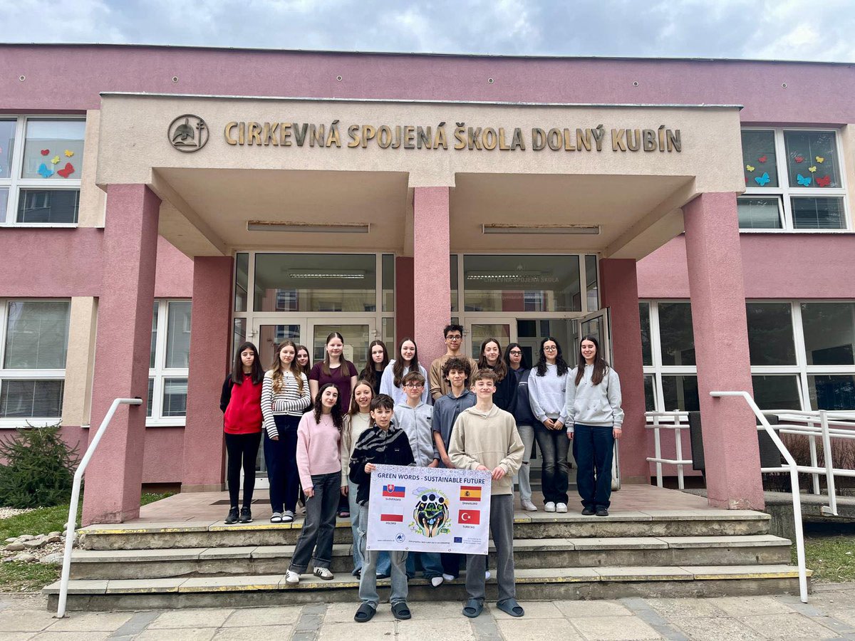 TaboadaChivite's tweet photo. 🌍✈️ Primeiro día en Eslovaquia!

Arrancamos a mobilidade Erasmus+ en Dolný Kubín 🇸🇰 con obradoiros (cera e reciclaxe ♻️), xogos de presentación, proxectos de sostibilidade e presentacións das nosas cidades e institutos.

Comeza unha gran aventura! 💙
@sepiegob 
@erasmusplus https://t.co/3yotloxV5s