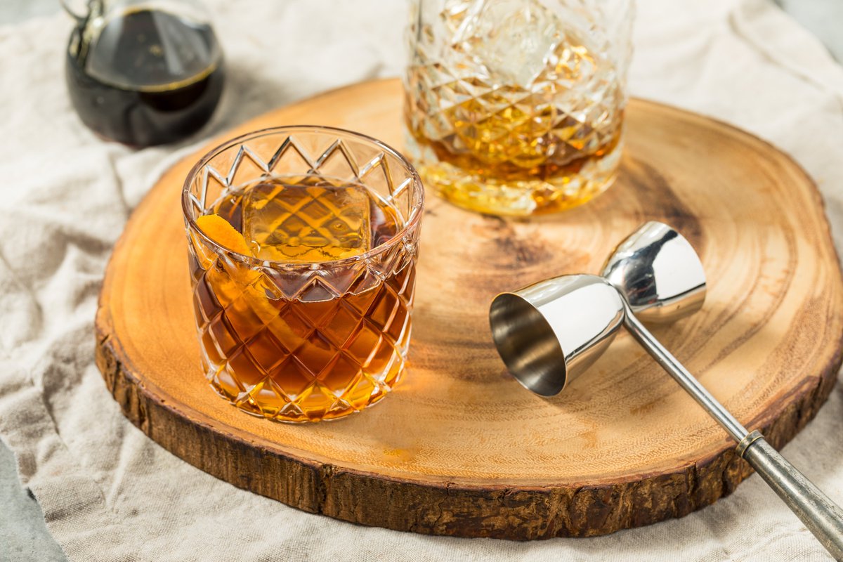 AuCanada's tweet image. C’est la Journée du #cocktail! En cette saison de l’érable, apportez une touche canadienne à un Old Fashioned classique en remplaçant le sirop simple par du sirop d’érable. Consommez avec modération et de manière responsable. Quelle est votre boisson canadienne préférée? 🍹