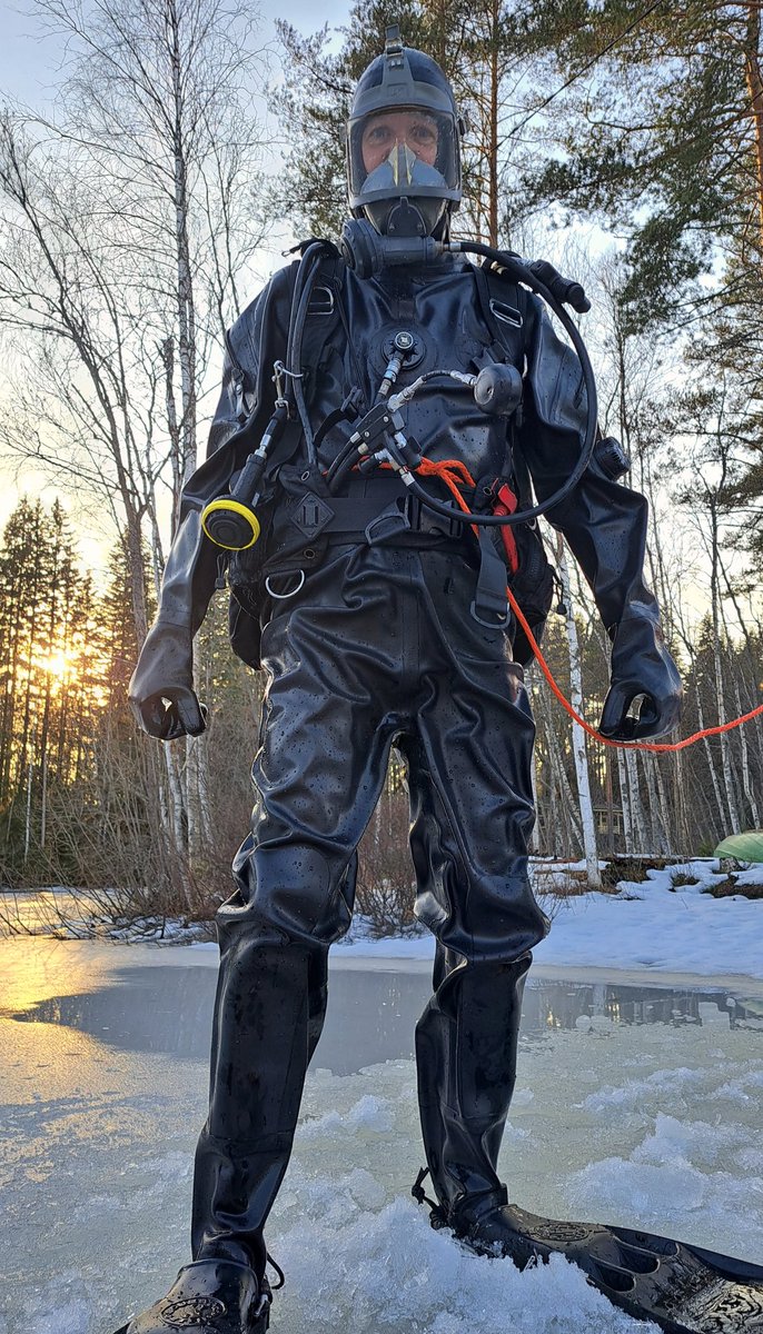 SeriousRubberBNDG tweet media