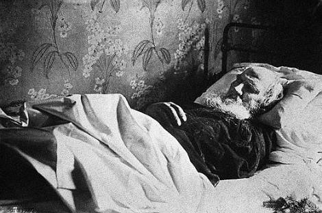 En los últimos años de su vida, Tolstói lideró un movimiento pacifista que buscaba la dignidad humana, en especial de los campesinos rusos.

Impulsado por su editor, Vladímir Chertkov, redactó un testamento legando su patrimonio y los derechos de su obra "al pueblo ruso”. ¡Eso