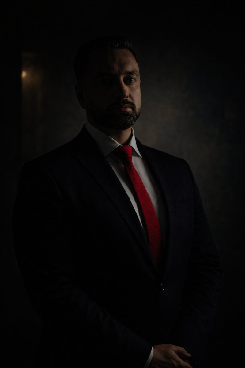 dvrtunic's tweet photo. A man in the shadows... https://t.co/LYkWRdXEl8