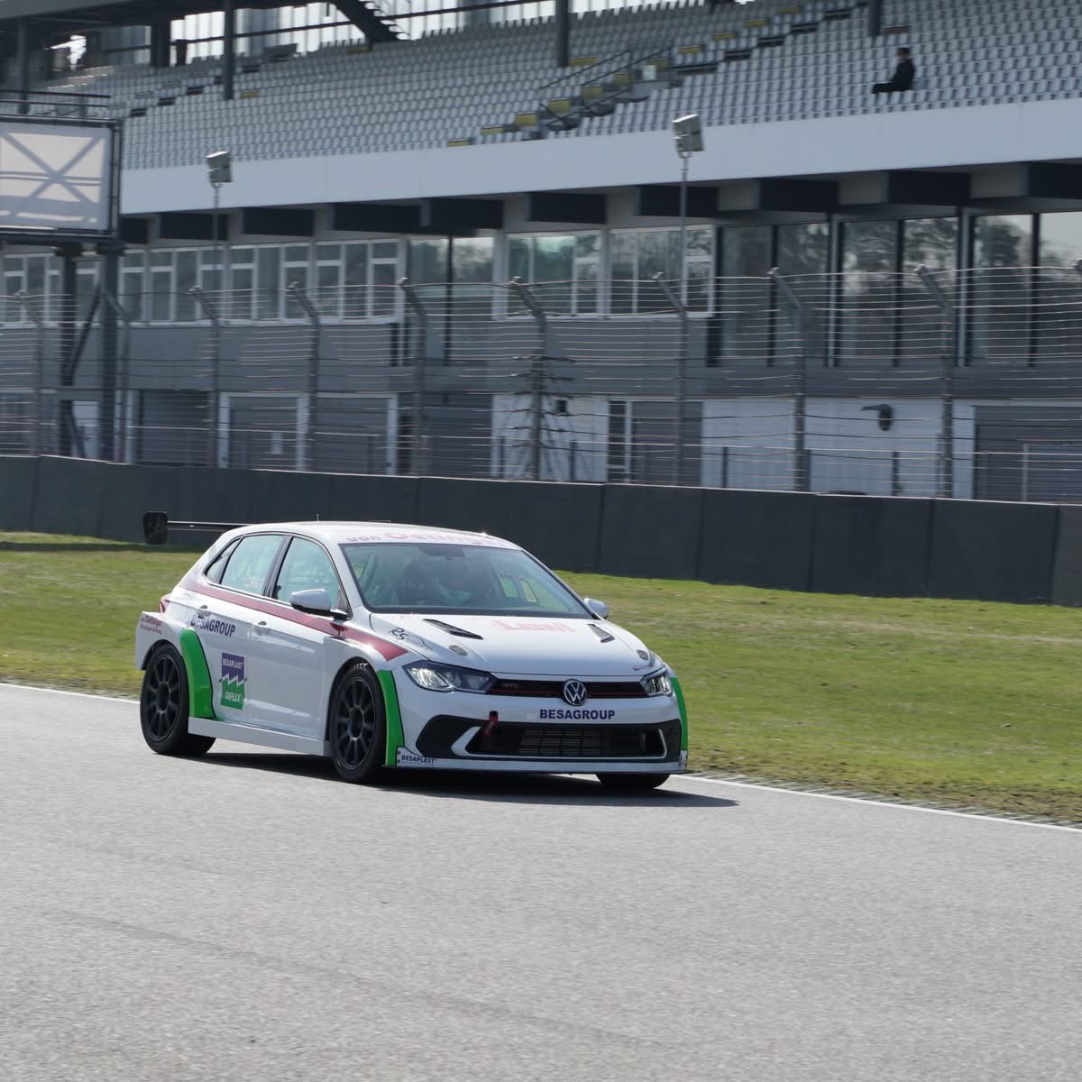 Erster Rollout! 😜🏁
Nach knapp zwei Jahren Pause wurden die ersten Runden auf der Rennstrecke absolviert. Es wurden wichtige Erkenntnisse zu unserem neuen Polo GTI gewonnen. Das gesamte Team freut sich auf den Saisonstart Ende April in Oschersleben, die Vorbereitungen laufen! 💪🏻