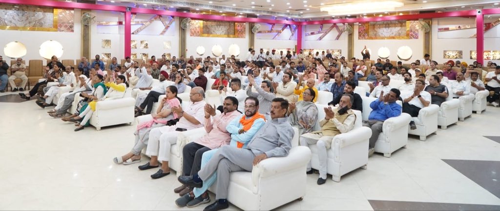 आज करोल बाग विधानसभा की संगठनात्मक बैठक को संबोधित किया।

इस अवसर पर राष्ट्रीय महामंत्री श्री <a href="/dushyanttgautam/">Dushyant Kumar Gautam</a> जी व जिलाध्यक्ष श्री वीरेंद्र बब्बर जी उपस्थित रहे।

बैठक में संगठन की गतिविधियों तथा आगामी कार्यक्रमों पर सार्थक चर्चा हुई।

<a href="/blsanthosh/">B L Santhosh</a>