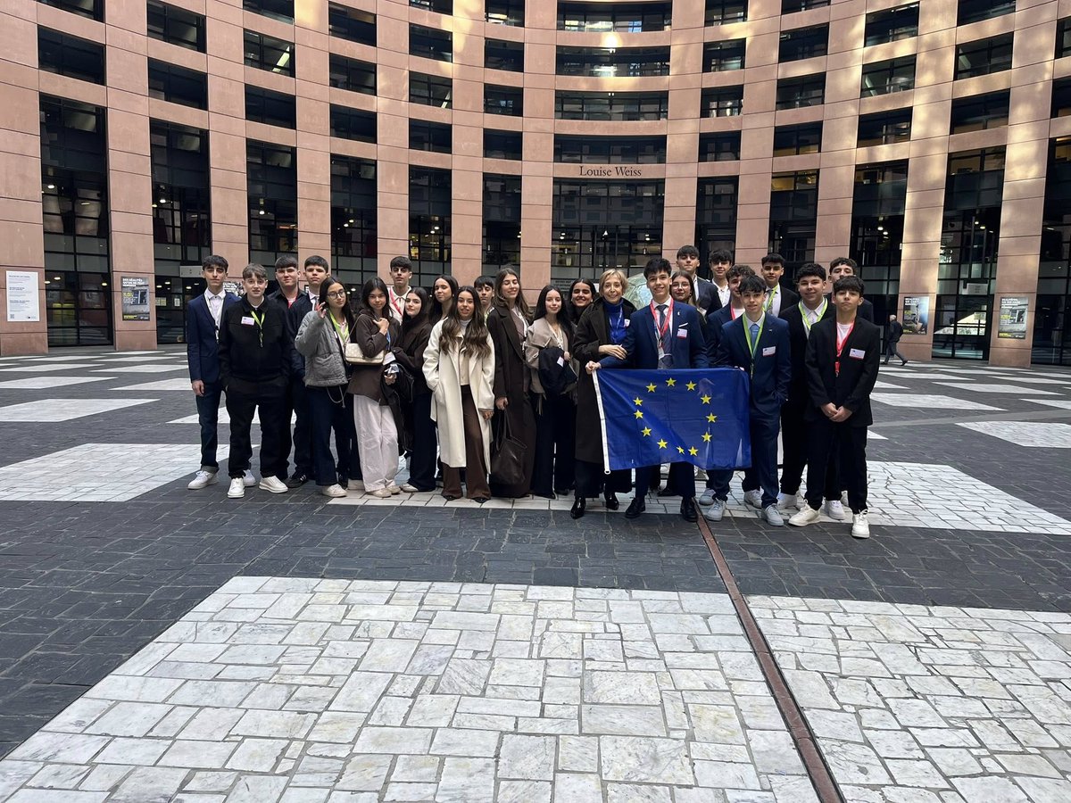 TaboadaChivite's tweet photo. Días inesquecibles en Estrasburgo!
O  alumnado participou no Parlamento Europeo co programa @SpainEuroescola, debatendo sobre democracia e estado de dereito. 
Tamén houbo tempo para descubrimos a cidade e a incríble localidade de Colmar!

@Europarl_ES https://t.co/yZ2sVaRETe