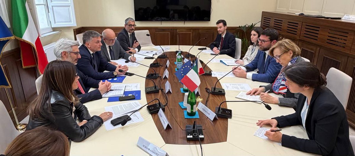 edorixi's tweet photo. Sull’emergenza abitativa serve una svolta europea, con più flessibilità e meno #burocrazia. Ne ho parlato al #Mit col ministro francese della Città e dell’Abitare, Vincent #Jeanbrun.
Al centro del colloquio, il rafforzamento delle politiche per l’accesso alla casa e il coordinamento tra Stati membri alla luce del piano europeo ‘Affordable Housing’.
Ho rivendicato l’impegno dell’Italia sul Piano casa, finanziato anche con risorse #PNRR, e ha chiesto un approccio più pragmatico da parte della Commissione.
Oltre alla convergenza sulla necessità di difendere la casa come proprietà privata, aumentare l’offerta di alloggi e sostenere giovani e famiglie, abbiamo confermato la volontà reciproca di rafforzare il dialogo a livello europeo.
