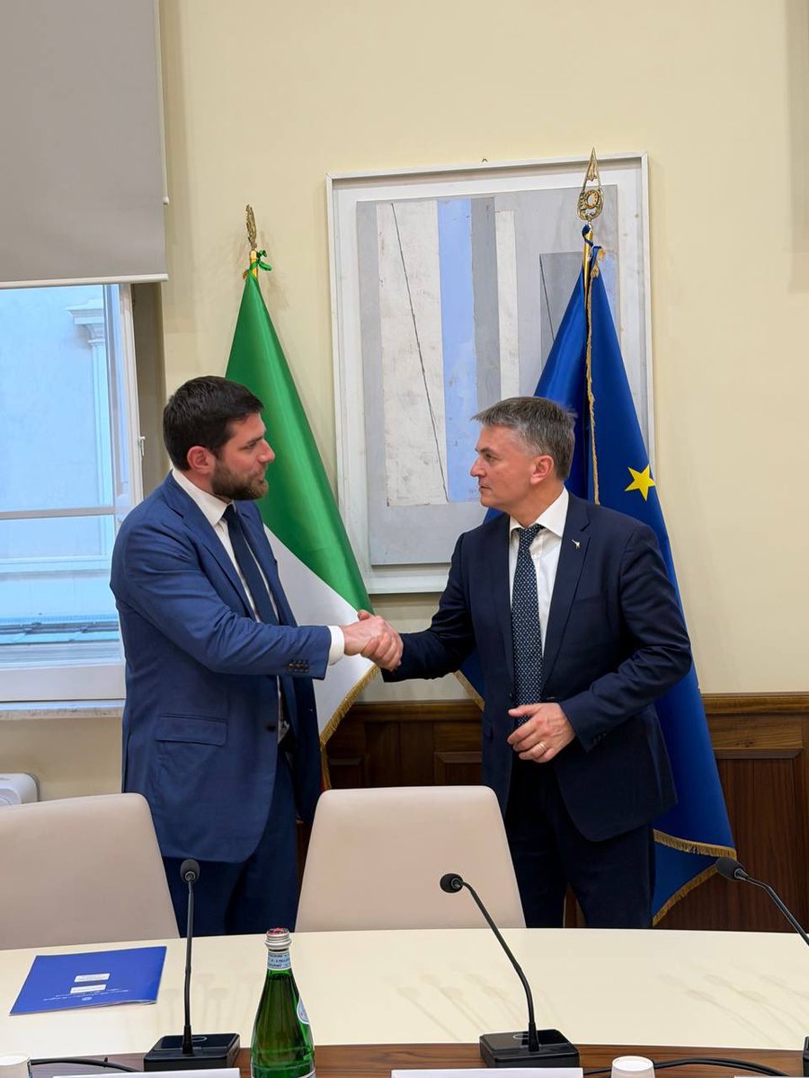 edorixi's tweet photo. Sull’emergenza abitativa serve una svolta europea, con più flessibilità e meno #burocrazia. Ne ho parlato al #Mit col ministro francese della Città e dell’Abitare, Vincent #Jeanbrun.
Al centro del colloquio, il rafforzamento delle politiche per l’accesso alla casa e il coordinamento tra Stati membri alla luce del piano europeo ‘Affordable Housing’.
Ho rivendicato l’impegno dell’Italia sul Piano casa, finanziato anche con risorse #PNRR, e ha chiesto un approccio più pragmatico da parte della Commissione.
Oltre alla convergenza sulla necessità di difendere la casa come proprietà privata, aumentare l’offerta di alloggi e sostenere giovani e famiglie, abbiamo confermato la volontà reciproca di rafforzare il dialogo a livello europeo.