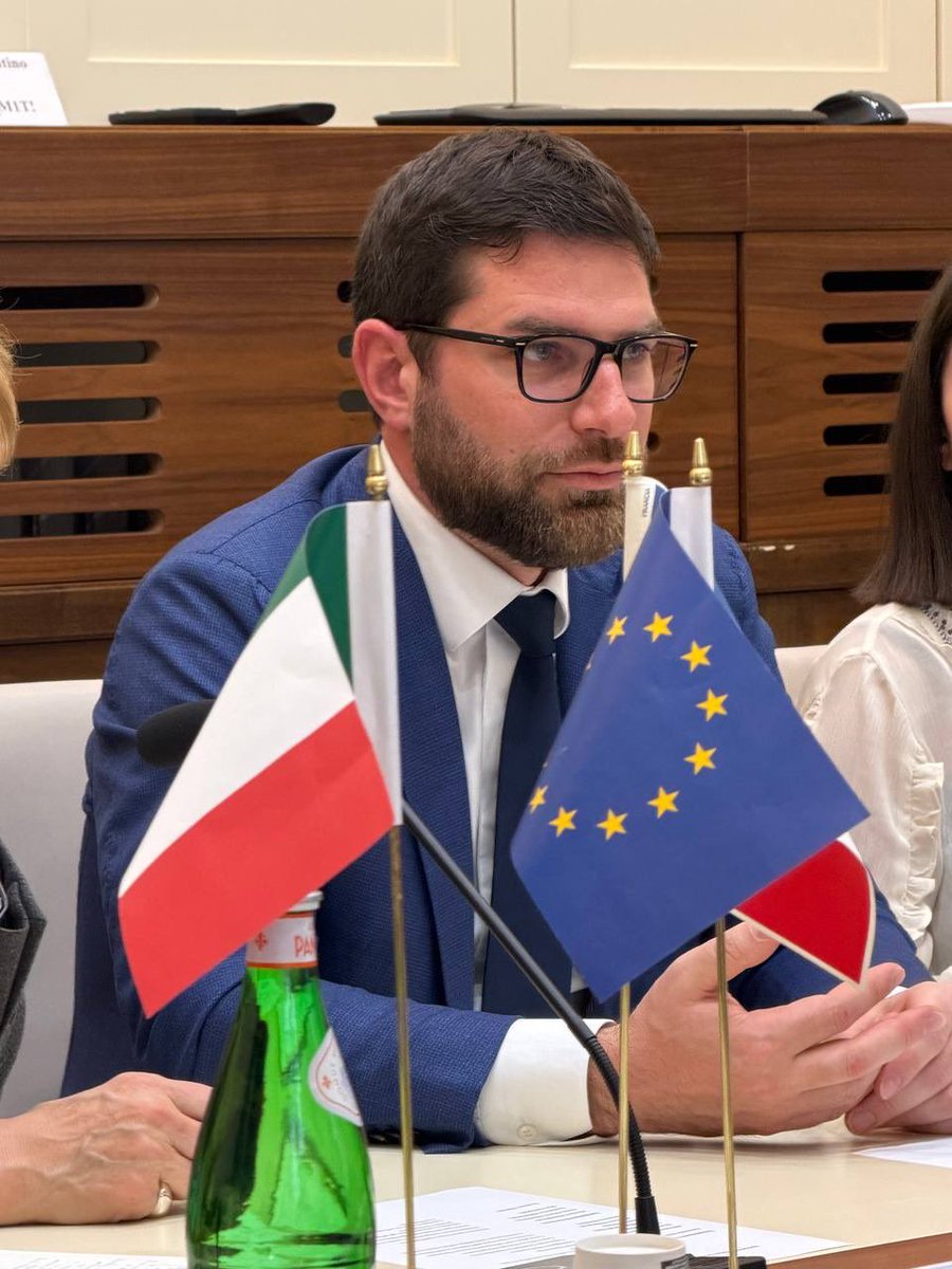 edorixi's tweet photo. Sull’emergenza abitativa serve una svolta europea, con più flessibilità e meno #burocrazia. Ne ho parlato al #Mit col ministro francese della Città e dell’Abitare, Vincent #Jeanbrun.
Al centro del colloquio, il rafforzamento delle politiche per l’accesso alla casa e il coordinamento tra Stati membri alla luce del piano europeo ‘Affordable Housing’.
Ho rivendicato l’impegno dell’Italia sul Piano casa, finanziato anche con risorse #PNRR, e ha chiesto un approccio più pragmatico da parte della Commissione.
Oltre alla convergenza sulla necessità di difendere la casa come proprietà privata, aumentare l’offerta di alloggi e sostenere giovani e famiglie, abbiamo confermato la volontà reciproca di rafforzare il dialogo a livello europeo.