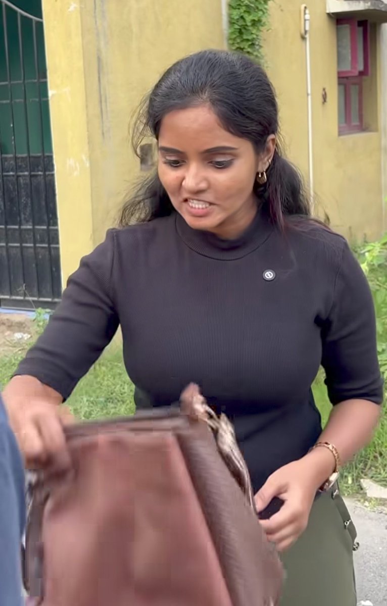 zinhady_00's tweet photo. GF trying tight T-shirts for the 1st Time 😋🤤 https://t.co/CUsjevlLVm