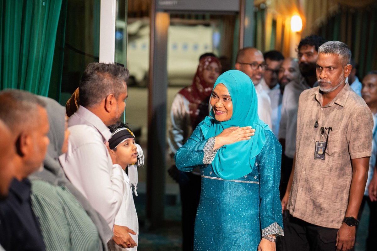 MathimasMan's tweet photo. 📍 އައްޑޫ ސިޓީ

 ރައީސުލްޖުމްހޫރިއްޔާގެ އަނބިކަނބަލުން މެޑަމް ސާޖިދާ މުޙައްމަދު އަށް ހޫނު މަރުހަބާއެއް 

#VotePNC 
#LCE2026 
#TheGreaterAddu
#DhiveheengeRaajje 
#CongressPartyMV https://t.co/TZq1yyFvZ7