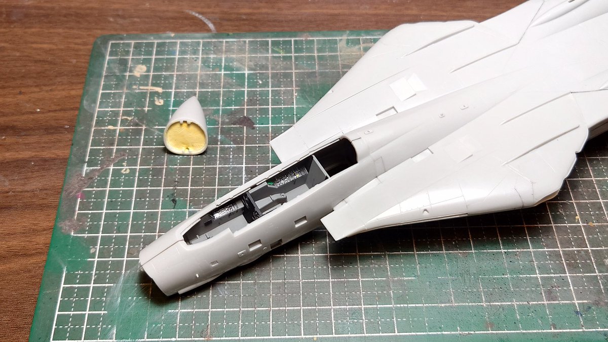 #ハセガワ
#1/72
#トムキャット
#大西洋空母航空団

真ん中を開けて
左右の段差を無くす用に
機首を取り付けました

先端には
釣り用の重りを入れました

あちこち合いが悪いので
パテなどで調整しながら
モールドを潰さ無いように
合わせ目の処理をして行きます

思うようにヤスリを