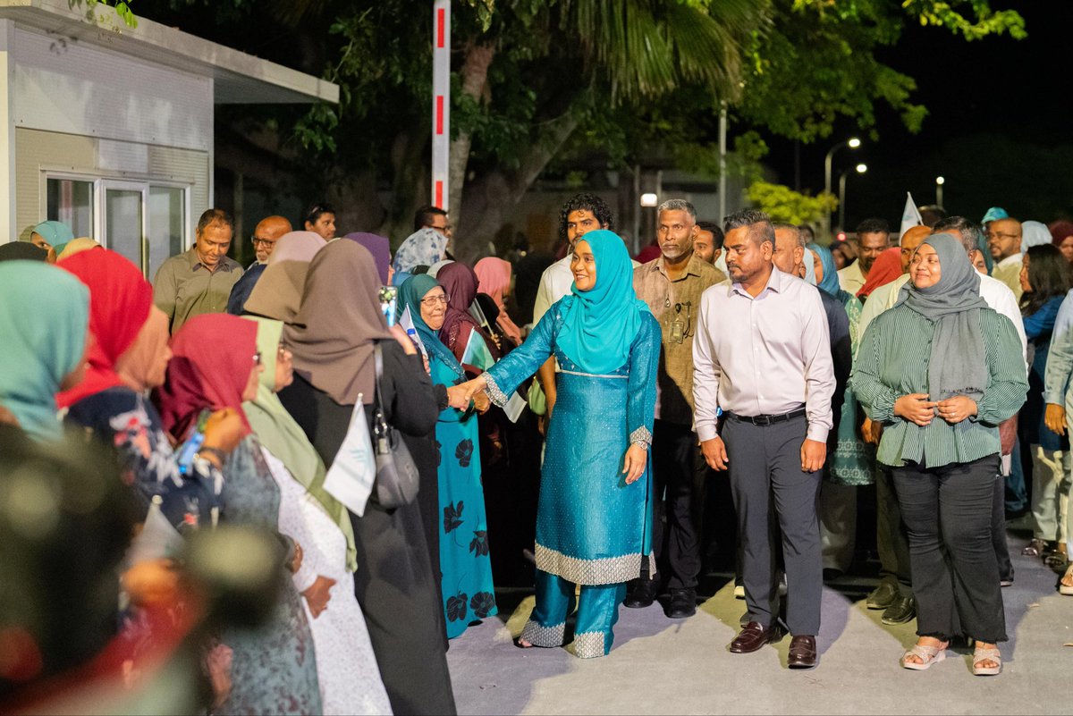 MathimasMan's tweet photo. 📍 އައްޑޫ ސިޓީ

 ރައީސުލްޖުމްހޫރިއްޔާގެ އަނބިކަނބަލުން މެޑަމް ސާޖިދާ މުޙައްމަދު އަށް ހޫނު މަރުހަބާއެއް 

#VotePNC 
#LCE2026 
#DhiveheengeRaajje 
#CongressPartyMV https://t.co/8IrtPtEYEE
