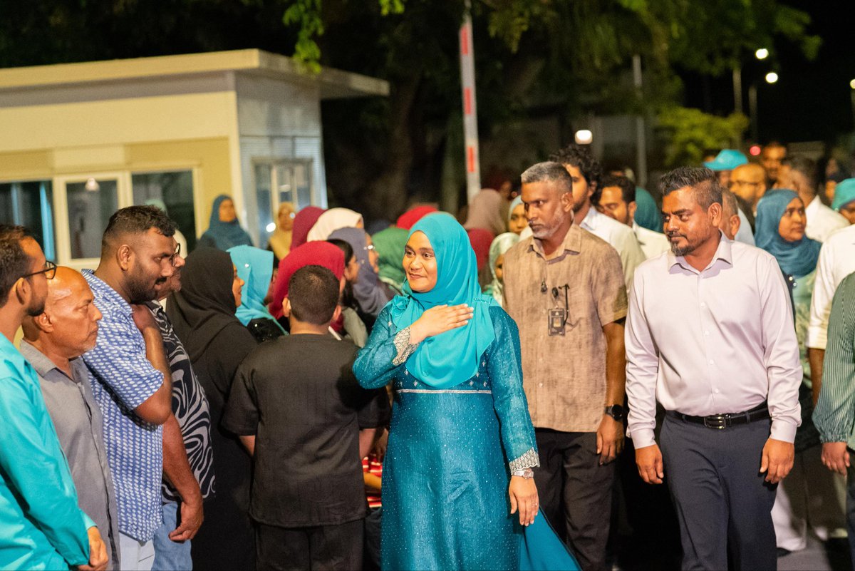 MathimasMan's tweet photo. 📍 އައްޑޫ ސިޓީ

 ރައީސުލްޖުމްހޫރިއްޔާގެ އަނބިކަނބަލުން މެޑަމް ސާޖިދާ މުޙައްމަދު އަށް ހޫނު މަރުހަބާއެއް 

#VotePNC 
#LCE2026 
#DhiveheengeRaajje 
#CongressPartyMV https://t.co/8IrtPtEYEE