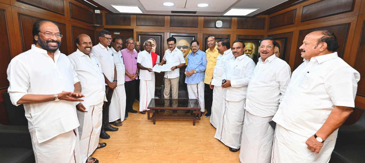 திமுக: 2021 &amp; 2026…!
————
கடந்த 2021 சட்டமன்ற தேர்தலில் உதயசூரியன் சின்னத்தில் நின்ற வேட்பாளர்களின் எண்ணிக்கை போன்றே பெரிய அளவில் மாற்றமில்லாமல், 2026 தேர்தலிலும் களம் காணவுள்ளது திமுகவின் உதயசூரியன். 

கூட்டணியில் கட்சிகளின் எண்ணிக்கை கூடினாலும், போட்டியிடும் எண்ணிக்கையில்