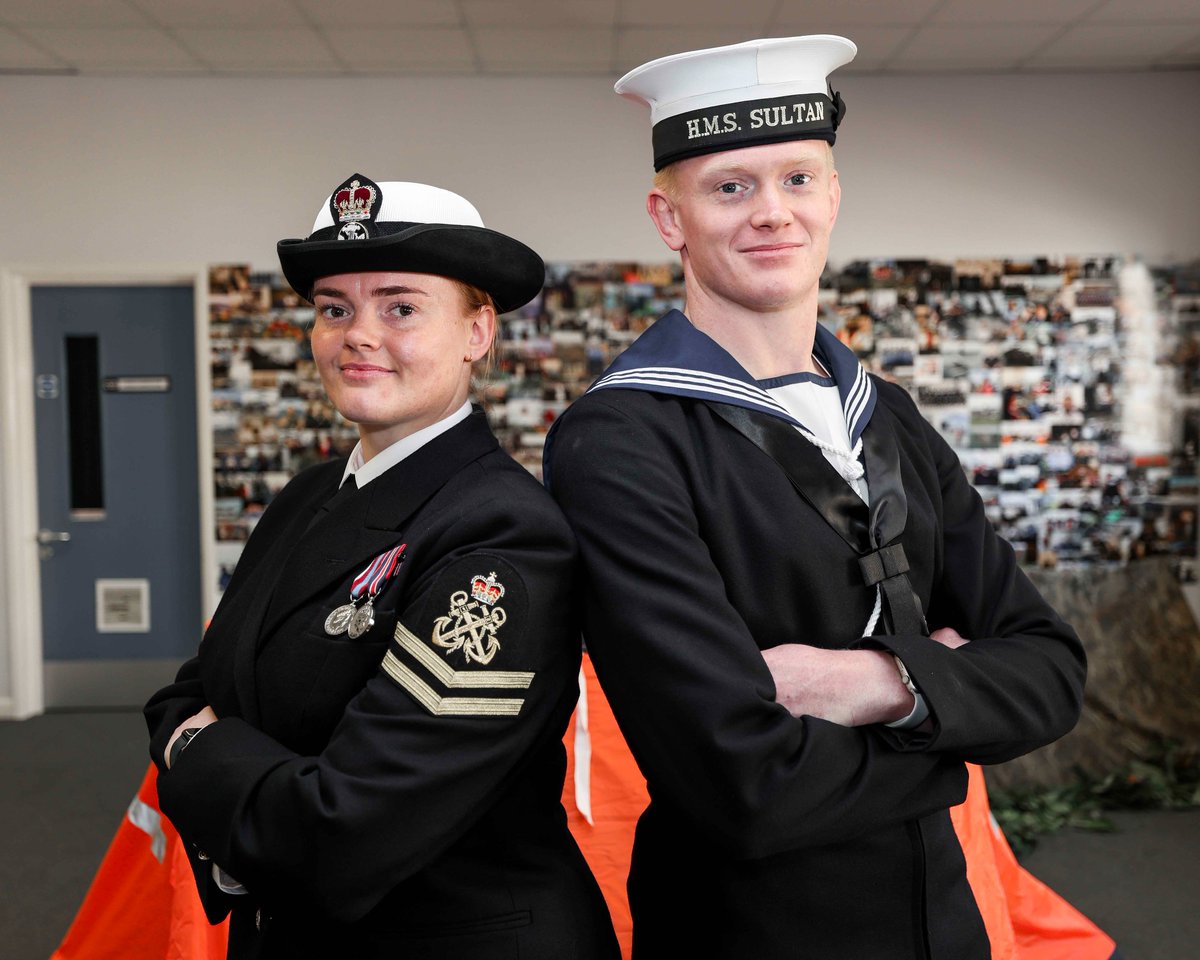 HMSsultan's tweet image. Two Survival Equipment siblings. One proud family. AB2 Elliott Gover passed out as a SET @HMSsultan, watched by his sister, PO Emily Gover, an instructor at the very school where she once trained. 💙
#AwEsome @RoyalNavy #RNAESS