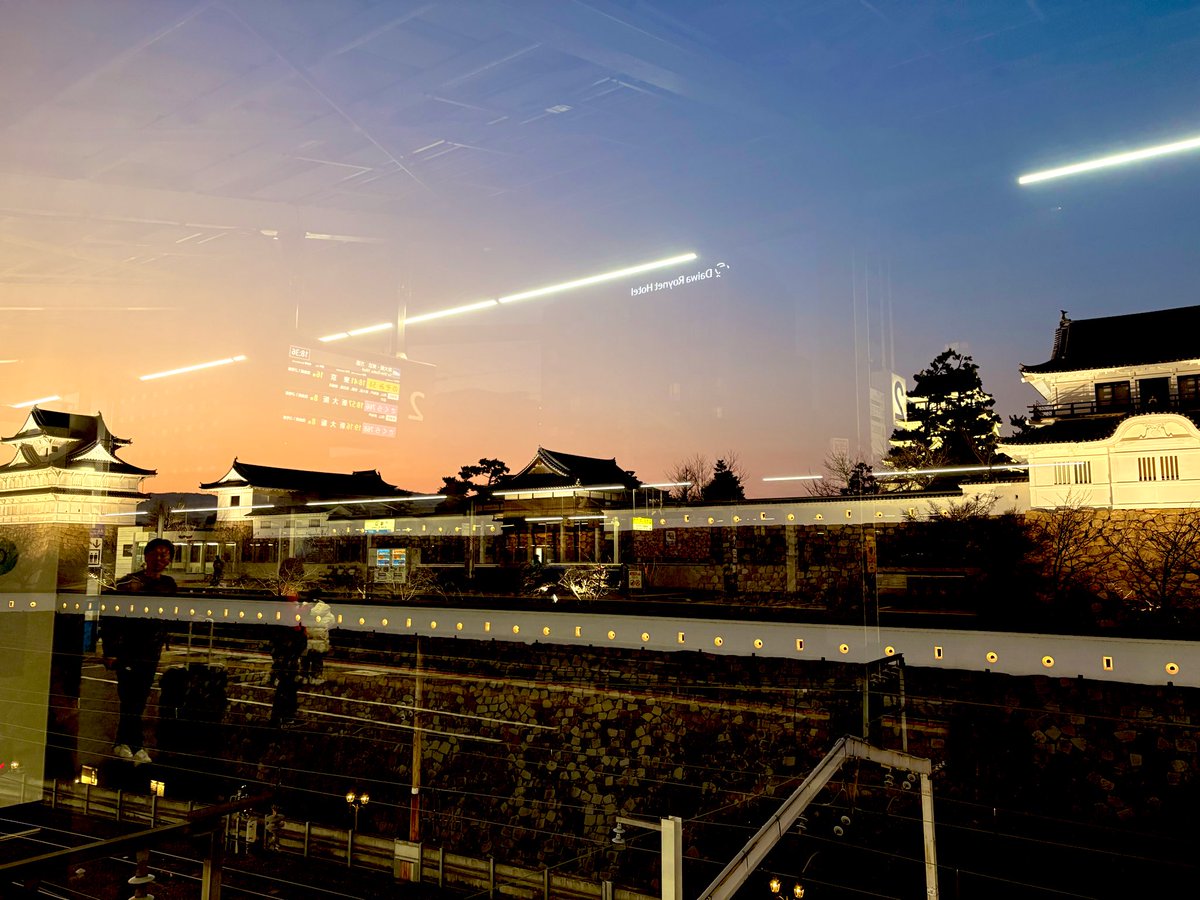 maowiie's tweet photo. まず、東京から里庄までの道のり。

①新幹線で広島県の福山駅まで来たよ！

②去年初めて降りて驚いたけど、駅前にお城(福山城)がどどーん😳駅のホームから見えるの！🏯夜はライトアップされてて綺麗。

③福山から在来線に乗り、里庄駅へ到着！
メンバー半分合流👯‍♀️👯‍♂️ https://t.co/tQoegXBfuY