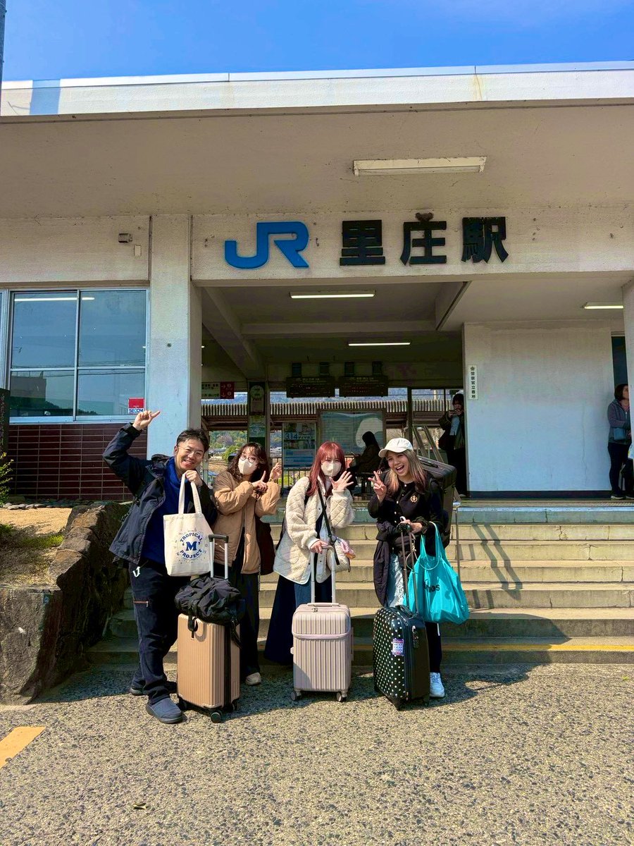 まず、東京から里庄までの道のり。

①新幹線で広島県の福山駅まで来たよ！

②去年初めて降りて驚いたけど、駅前にお城(福山城)がどどーん😳駅のホームから見えるの！🏯夜はライトアップされてて綺麗。

③福山から在来線に乗り、里庄駅へ到着！
メンバー半分合流👯‍♀️👯‍♂️