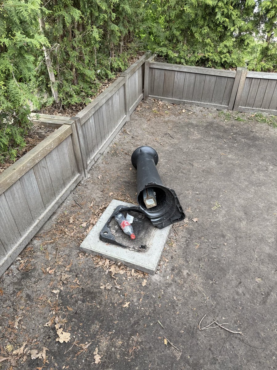 sebwolf81's tweet photo. Echt WTF?! Waarom doet iemand dit in de @Efteling? Dit is echt gewoon vandalisme. 😳 Dit is de rookzone bij het Efteling Theater. #Efteling https://t.co/KCStFkEdUN