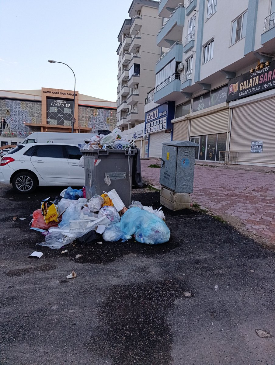 alptknnnnn's tweet photo. @SehitkamilBel Şehitkamil Belediyesi temizlik hizmetleri bu çöpleri alsanız bi zahmet. DM den atamadım. Çöp konteyneri yeri değiştirilmiş ve muhtemelen arkadaşlar burayı görmüyordur. @umutymz @SehitkamilBel https://t.co/38itJMTTSO
