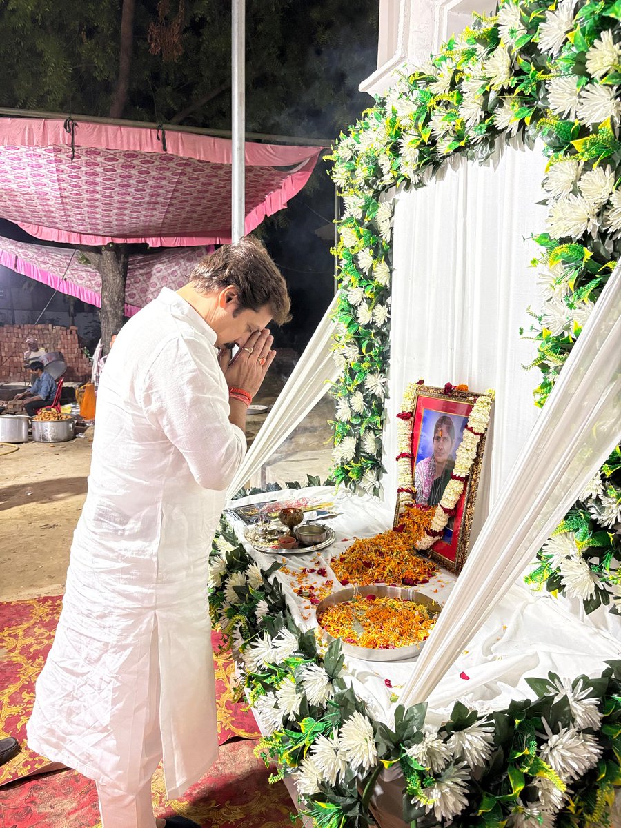 MDhananjaySingh's tweet photo. विधानसभा मल्हनी के ग्रामसभा जन���वरा में श्री शारदा प्रसाद जी के यहां त्रयोदशाह संस्कार में उपस्थित होकर श्रद्धांजलि अर्पित की।

ईश्वर पुण्यात्मा को अपने श्री चरणों में स्थान दें।

#मल्हनी https://t.co/oUbBubE0Ps