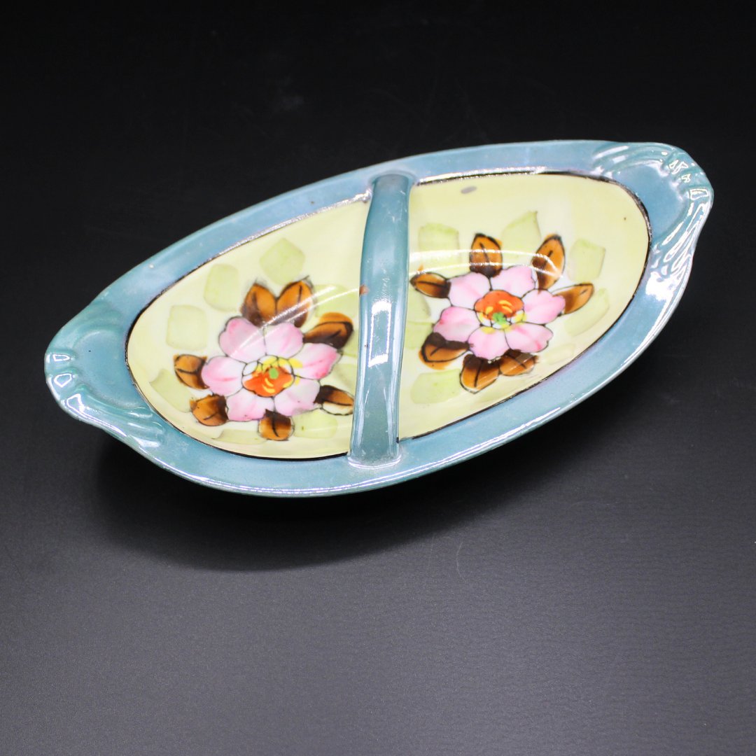 MamaDarlins's tweet image. 💮Here's a sweet little vintage find! 💮 This hand-painted Japanese lusterware dish is perfect for candy, trinkets, or a charming tea table moment. Visit Mama Darlin's Marketplace💜 linktr.ee/mamadarlin 💜 #lusterware #MamaDarlinsMarketplace