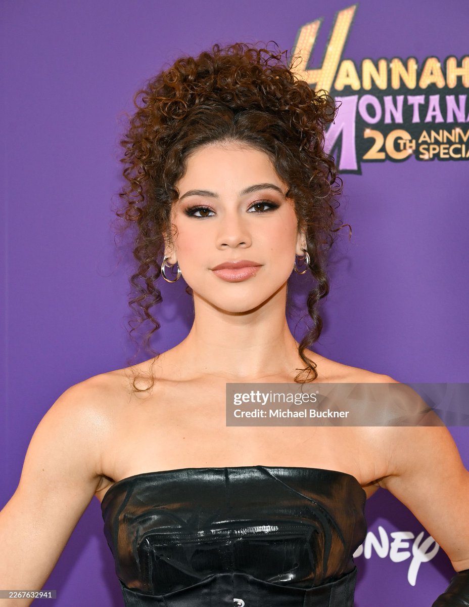 When you're in a jaw competition but Kiara and Malia are also competing