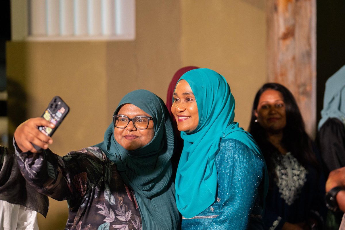 MathiOmaan's tweet photo. 📍 އައްޑޫ ސިޓީ

 ރައީސުލްޖުމްހޫރިއްޔާގެ އަނބިކަނބަލުން މެޑަމް ސާޖިދާ މުޙައްމަދު އަށް ހޫނު މަރުހަބާއެއް 

#VotePNC 
#LCE2026 
#TheGreaterAddu
#DhiveheengeRaajje 
#CongressPartyMV https://t.co/O9rdq4TYzX