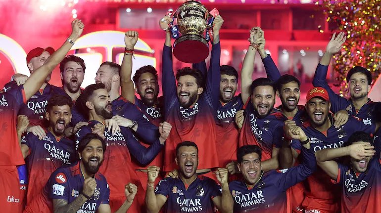 mufaddal_vohra's tweet photo. 2008:
Rajasthan Royals was sold for 320cr. 
RCB was sold for 450cr. 

2026:
Rajasthan Royals is sold for 15,300cr. 
RCB is sold for 16,705cr. 

THE POPULARITY OF IPL WILL BE UNIMAGINABLE IN THE COMING DECADE…!!! 🔥 https://t.co/BCfm3Hlvyk