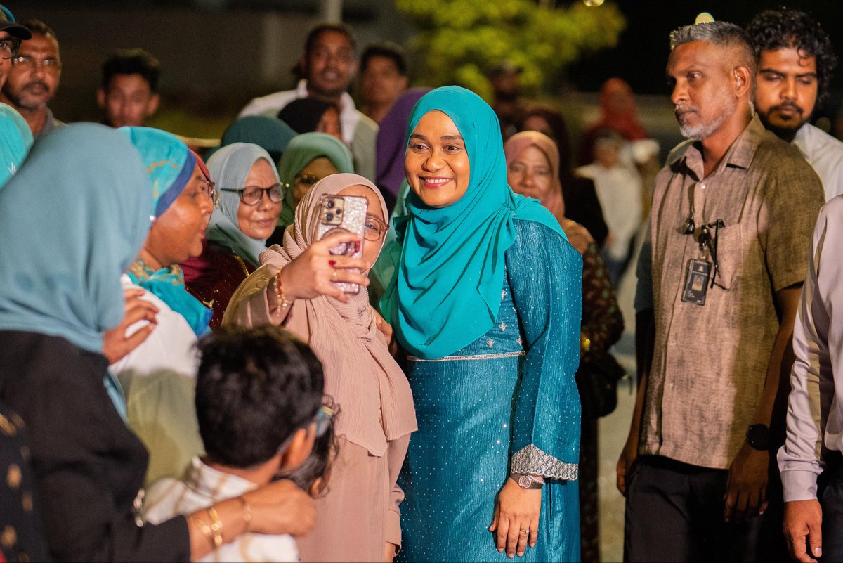 MathiOmaan's tweet photo. 📍 އައްޑޫ ސިޓީ

 ރައީސުލްޖުމްހޫރިއްޔާގެ އަނބިކަނބަލުން މެޑަމް ސާޖިދާ މުޙައްމަދު އަށް ހޫނު މަރުހަބާއެއް 

#VotePNC 
#LCE2026 
#TheGreaterAddu
#DhiveheengeRaajje 
#CongressPartyMV https://t.co/AAUIUlWQci