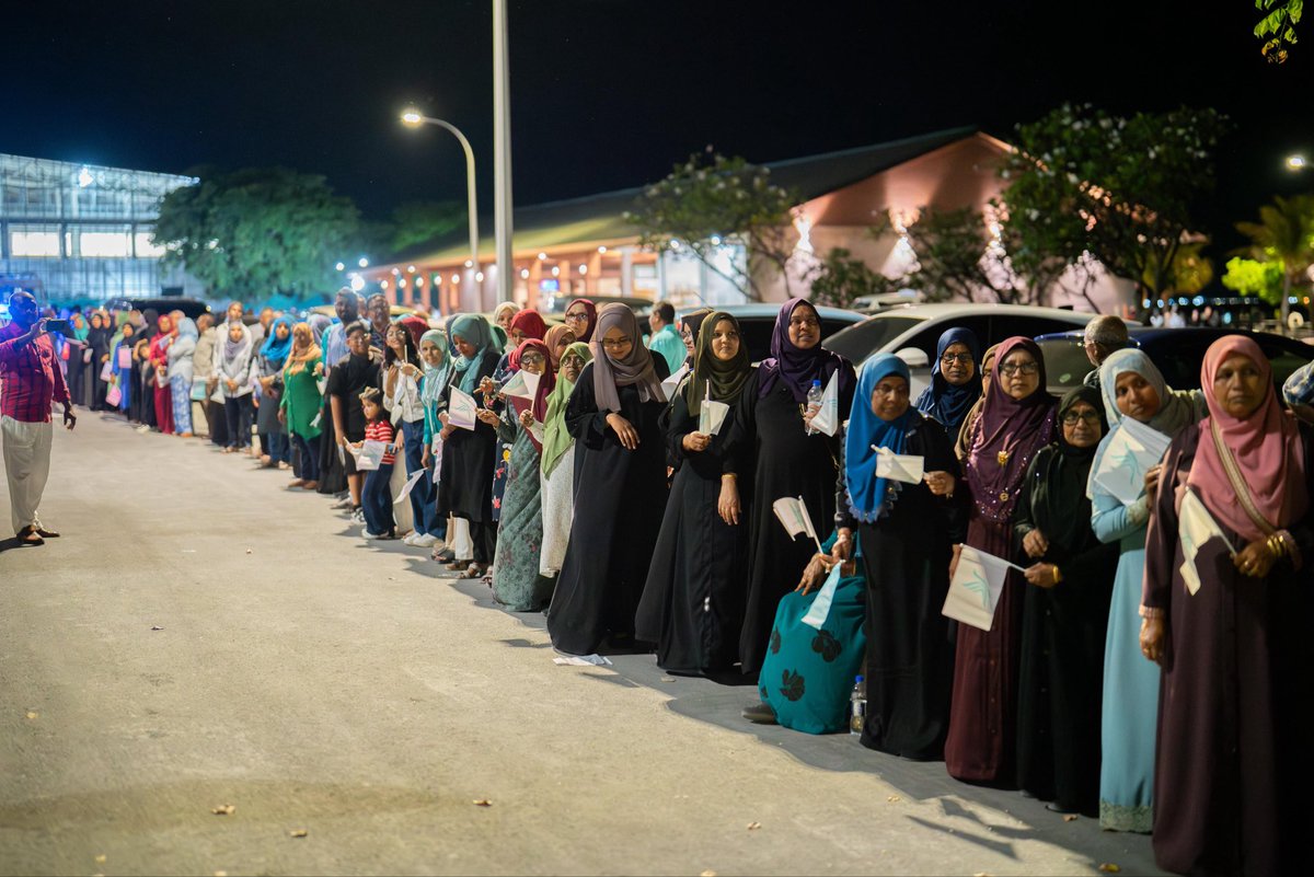 MathiOmaan's tweet photo. 📍 އައްޑޫ ސިޓީ

 ރައީސުލްޖުމްހޫރިއްޔާގެ އަނބިކަނބަލުން މެޑަމް ސާޖިދާ މުޙައްމަދު އަށް ހޫނު މަރުހަބާއެއް 

#VotePNC 
#LCE2026 
#TheGreaterAddu
#DhiveheengeRaajje 
#CongressPartyMV https://t.co/AAUIUlWQci