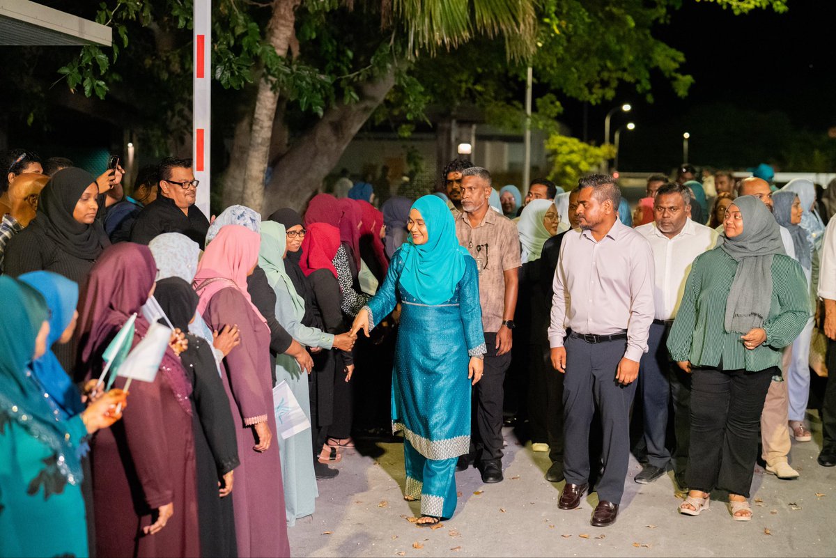 MathiOmaan's tweet photo. 📍 އައްޑޫ ސިޓީ

 ރައީސުލްޖުމްހޫރިއްޔާގެ އަނބިކަނބަލުން މެޑަމް ސާޖިދާ މުޙައްމަދު އަށް ހޫނު މަރުހަބާއެއް 

#VotePNC 
#LCE2026 
#TheGreaterAddu
#DhiveheengeRaajje 
#CongressPartyMV https://t.co/uaHjH1yseJ