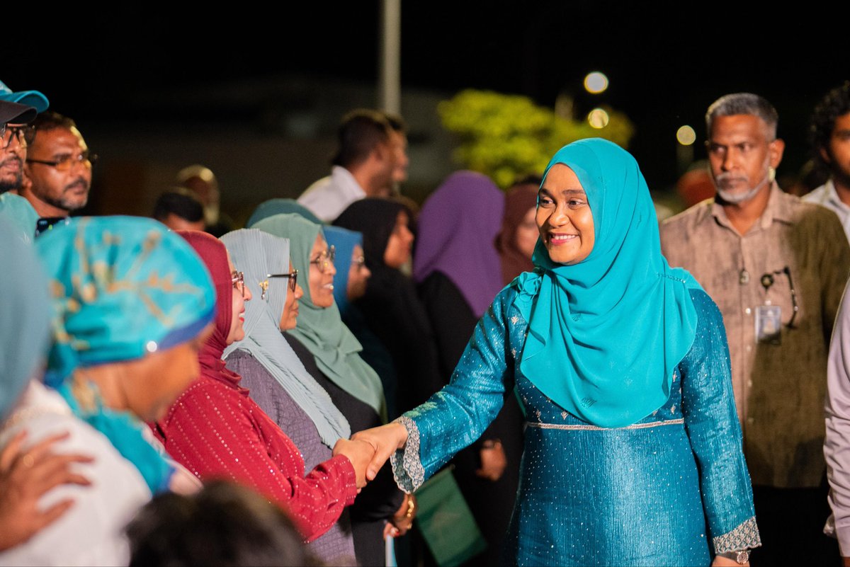 MathiOmaan's tweet photo. 📍 އައްޑޫ ސިޓީ

 ރައީސުލްޖުމްހޫރިއްޔާގެ އަނބިކަނބަލުން މެޑަމް ސާޖިދާ މުޙައްމަދު އަށް ހޫނު މަރުހަބާއެއް 

#VotePNC 
#LCE2026 
#TheGreaterAddu
#DhiveheengeRaajje 
#CongressPartyMV https://t.co/uaHjH1yseJ