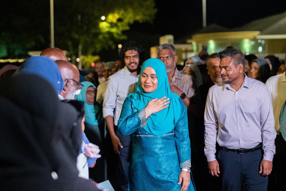 MathiOmaan's tweet photo. 📍 އައްޑޫ ސިޓީ

 ރައީސުލްޖުމްހޫރިއްޔާގެ އަނބިކަނބަލުން މެޑަމް ސާޖިދާ މުޙައްމަދު އަށް ހޫނު މަރުހަބާއެއް 

#VotePNC 
#LCE2026 
#TheGreaterAddu
#DhiveheengeRaajje 
#CongressPartyMV https://t.co/lXSE17gMV4