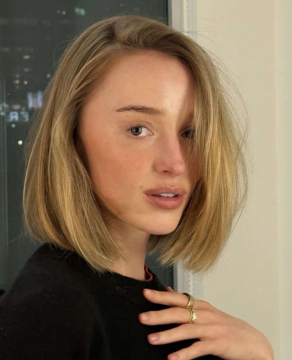 All about Phoebe Dynevor tweet media
