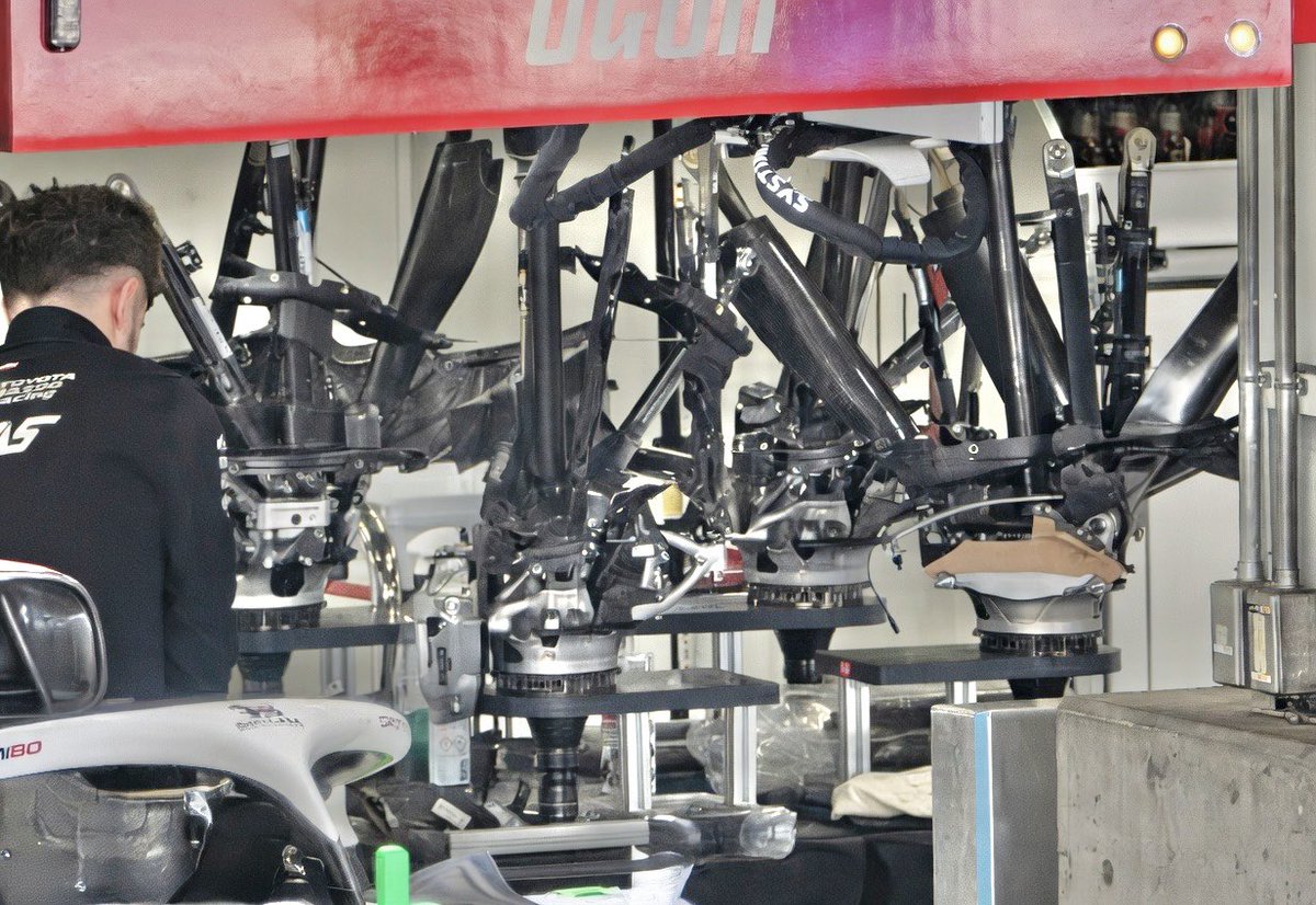 MateuszMrz8's tweet image. GP Japonii uwielbiam z wielu powodów, a jeden z nich dotyczy tego, że miejscowi kibice odwiedzają tor Suzuka na kilka dni przed wyścigiem i tym samym dają nam świetny wgląd w techniczny aspekt F1 - tu na przykładzie wahaczy zawieszenia z bolidu Haasa. 

#F1PL #ElevenF1 #F1