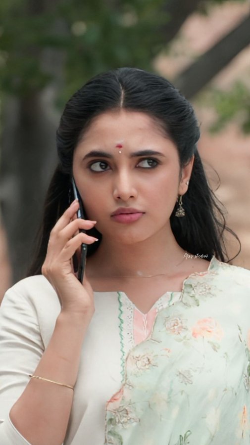 Me:machi WhatsApp story semma.. un pondati matum enta matuna🥵
She:matuna enna na panuvinga?
Me:priya neeya Sry ma etho mood la sollitan olaritan😁
She:paravala anna konjam v2ku pakkam vanthutu polam la thangachi ya pakka😉
Me:pakka matum thana😉
She:Umm.. ellathukum than na😁