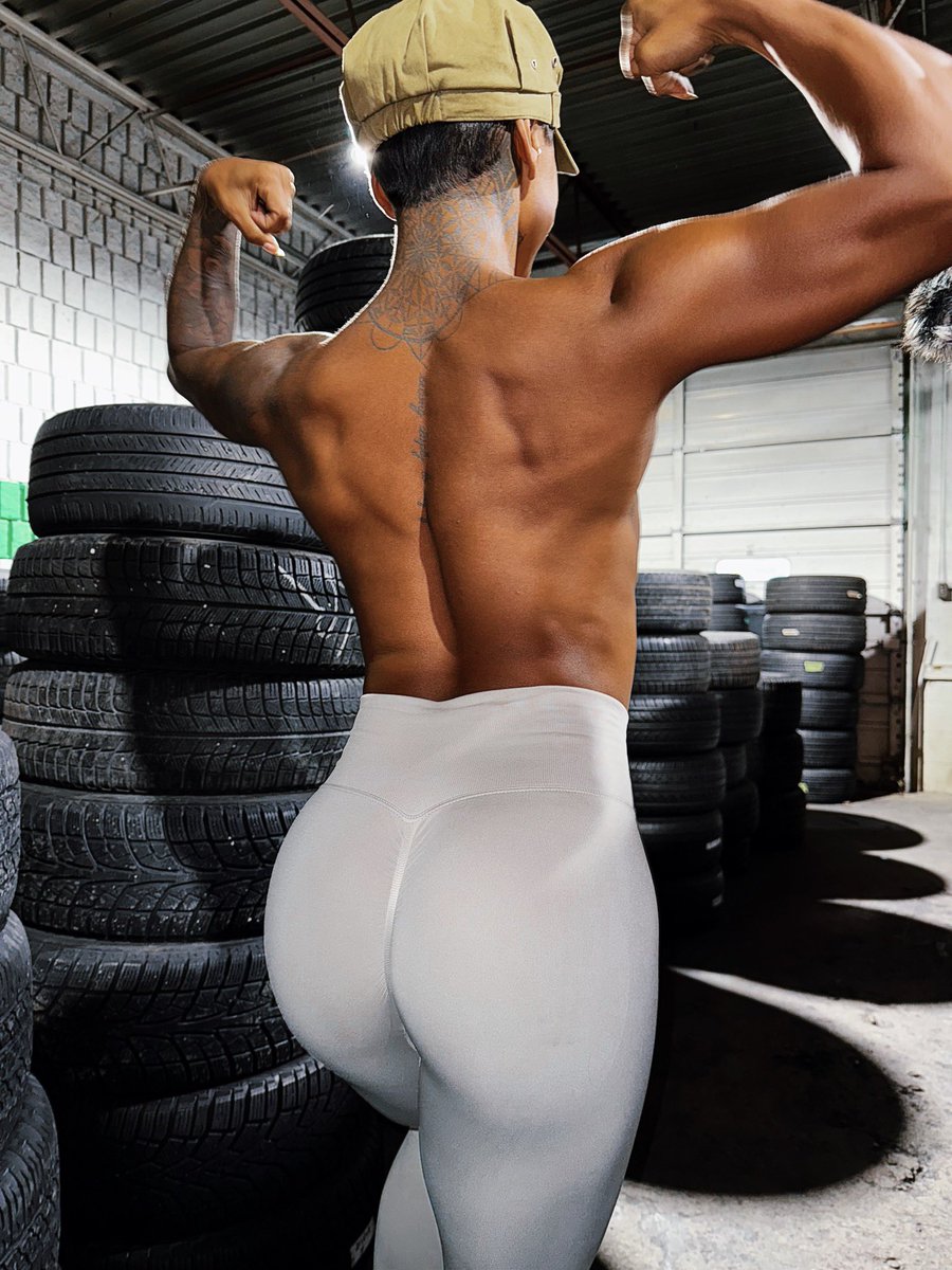 TALISEQUEENT's tweet image. 2 hour sleep in my front seat. Just coffee &amp;amp; floating energy 🌟 Changing my tires and travelling across the country 🗺️💨 #sendingit
