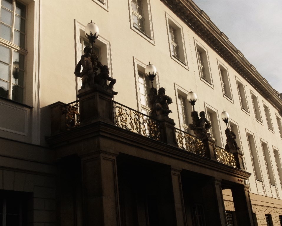 آڤرو tweet media