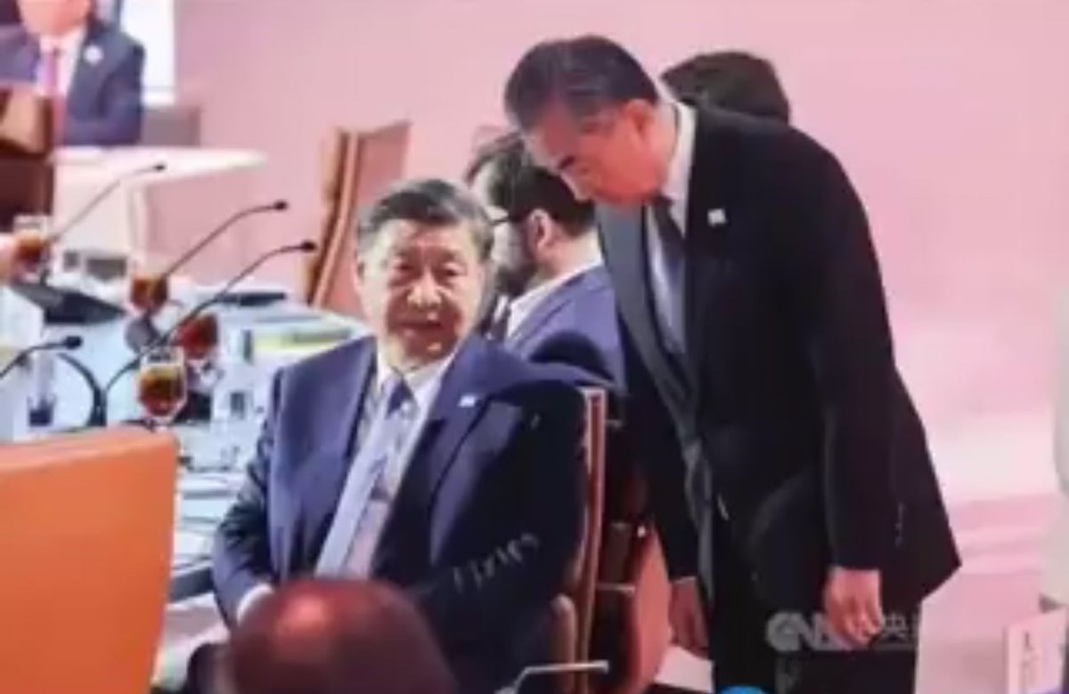 不得不说“战狼”王毅的气势走哪里都是一场戏。就像大哥出门总有一群小弟跟在后面。别人为他撑伞提包,他只负责摆造型,拍照。但没人会想到,就是这么 ...