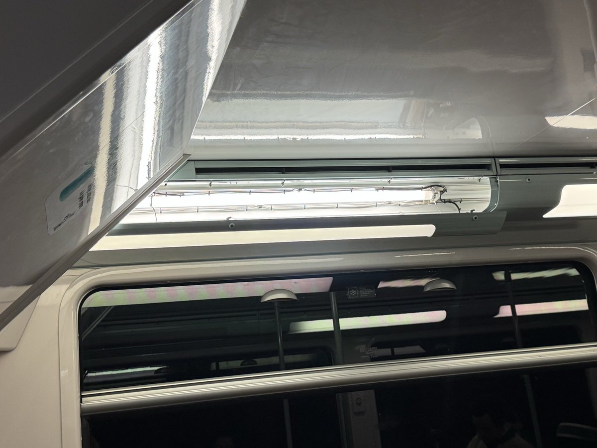 BIdf78's tweet photo. @RER_A Bonjour, XANO39, rame 2849 porte 2G salle basse un cache luminaire a besoin de votre aide 🥺 https://t.co/NvKbFZOglS